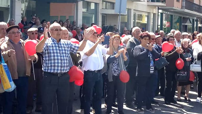 A moção apresentada no final da manifestação foi votada e aplaudida por unanimidade.