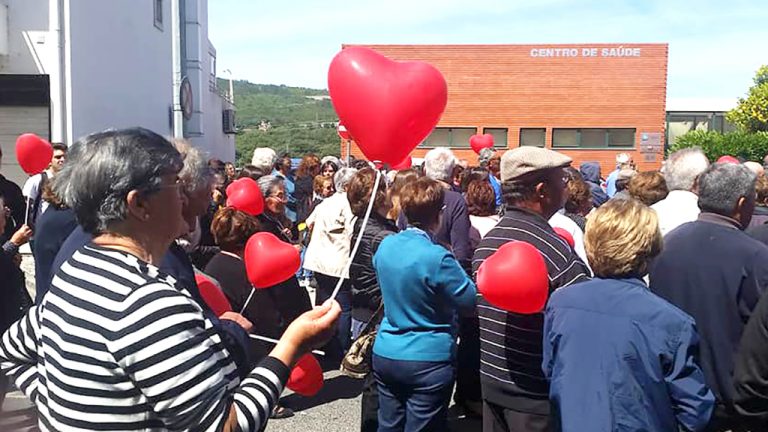 Duzentos balões vermelhos deram vida e cor ao protesto.