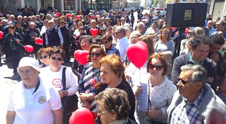 Mais de três centenas de utentes reuniram-se em frente ao Centro de Saúde de Porto de Mós para lutarem pelos seus direitos de acesso à saúde.